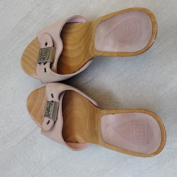 Chanel Women's UE 37, Size 7 preloved mule and pink with a wood heel. - Picture 5 of 5